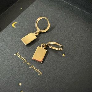 UO five and two gold tag hoops